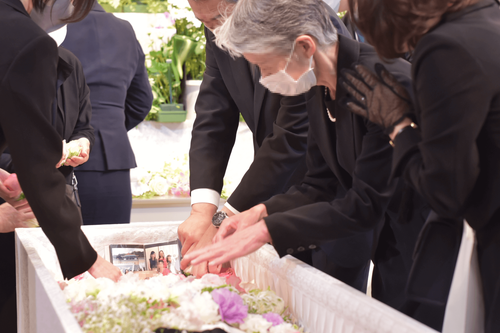 てびきびと葬儀事例：写真を納棺